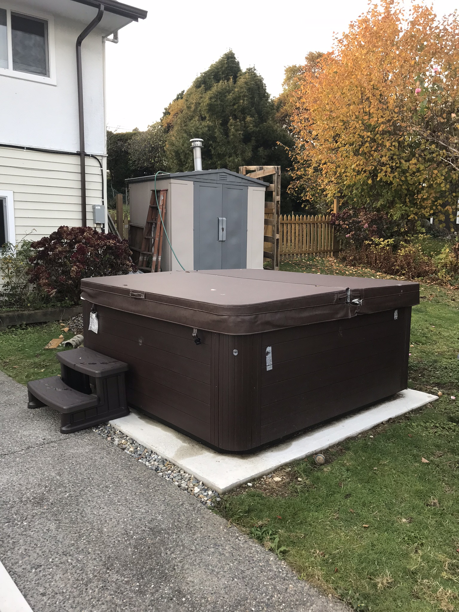 Hot tub outdoor electrical hookup with disconnect box